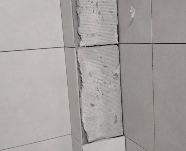 法库瓷砖空鼓维修公司分享下瓷砖施工前基层浇水润湿程度不足，可能导致以下问题